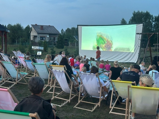 Filmowa integracja. Plenerowe kino w Golinie Kolonii