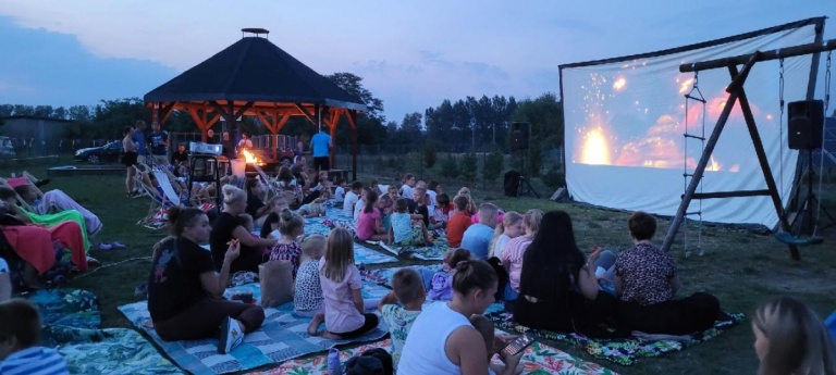 Filmowa integracja. Plenerowe kino w Golinie Kolonii