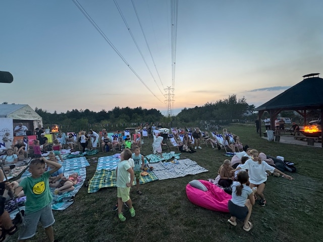 Filmowa integracja. Plenerowe kino w Golinie Kolonii