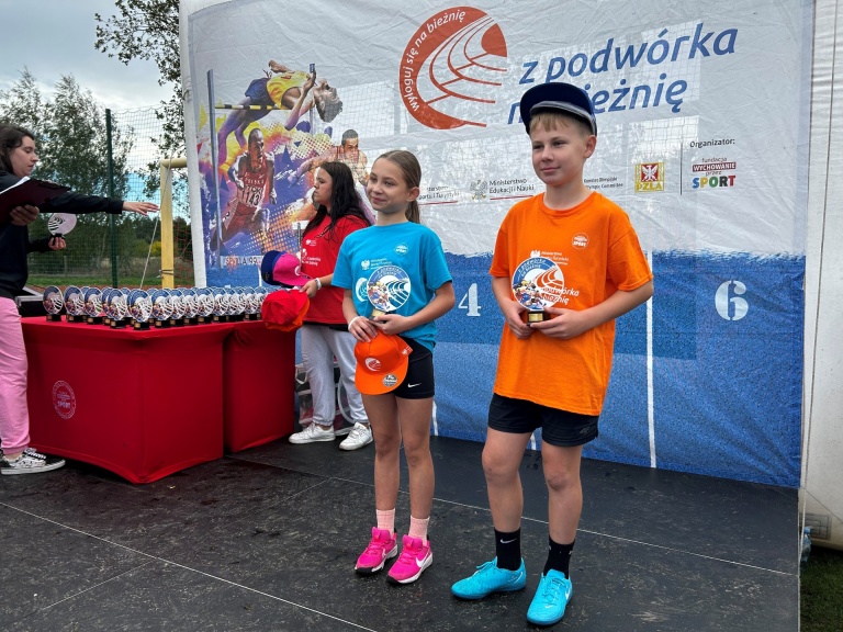 Z PODWÓRKA NA BIEŻNIĘ- było kolorowo i sportowo!