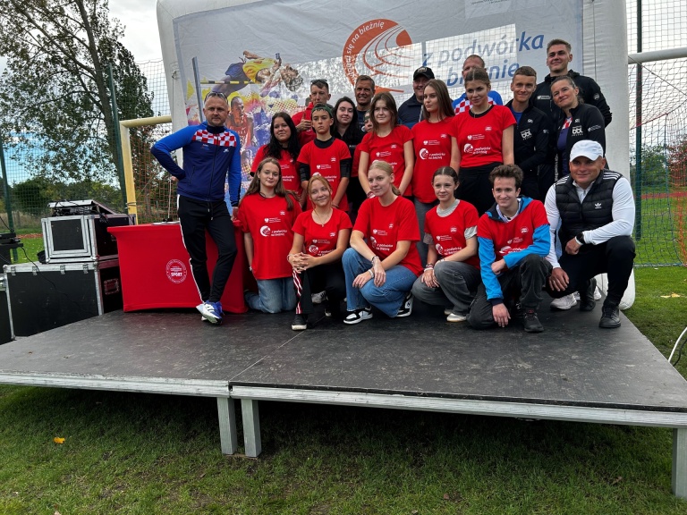 Z PODWÓRKA NA BIEŻNIĘ- było kolorowo i sportowo!