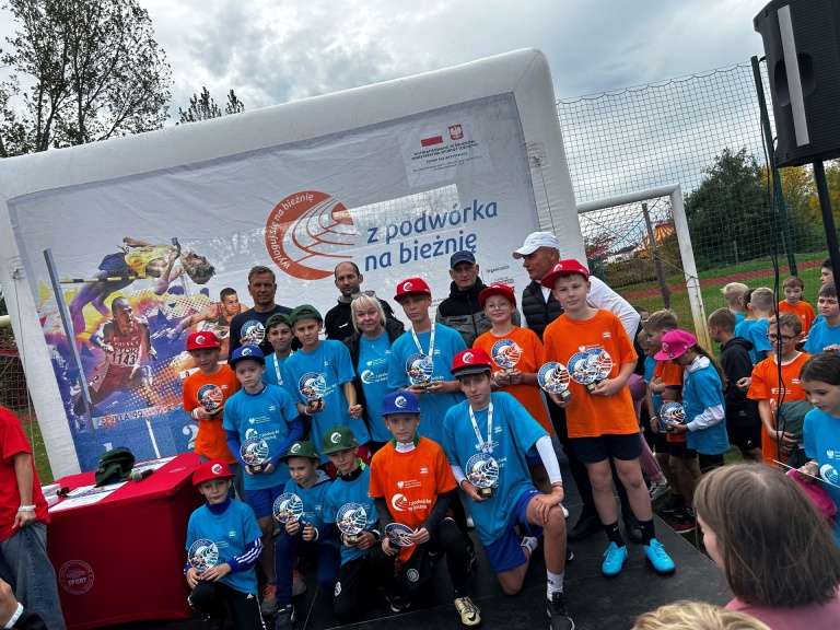 Z PODWÓRKA NA BIEŻNIĘ- było kolorowo i sportowo!