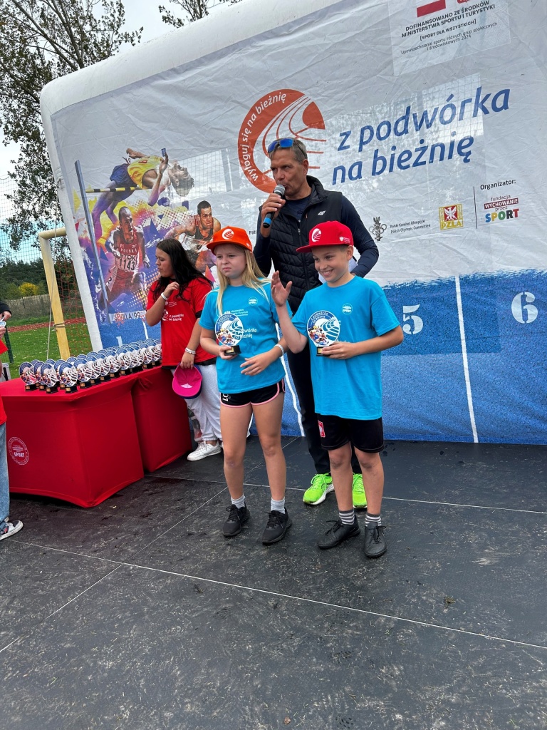 Z PODWÓRKA NA BIEŻNIĘ- było kolorowo i sportowo!