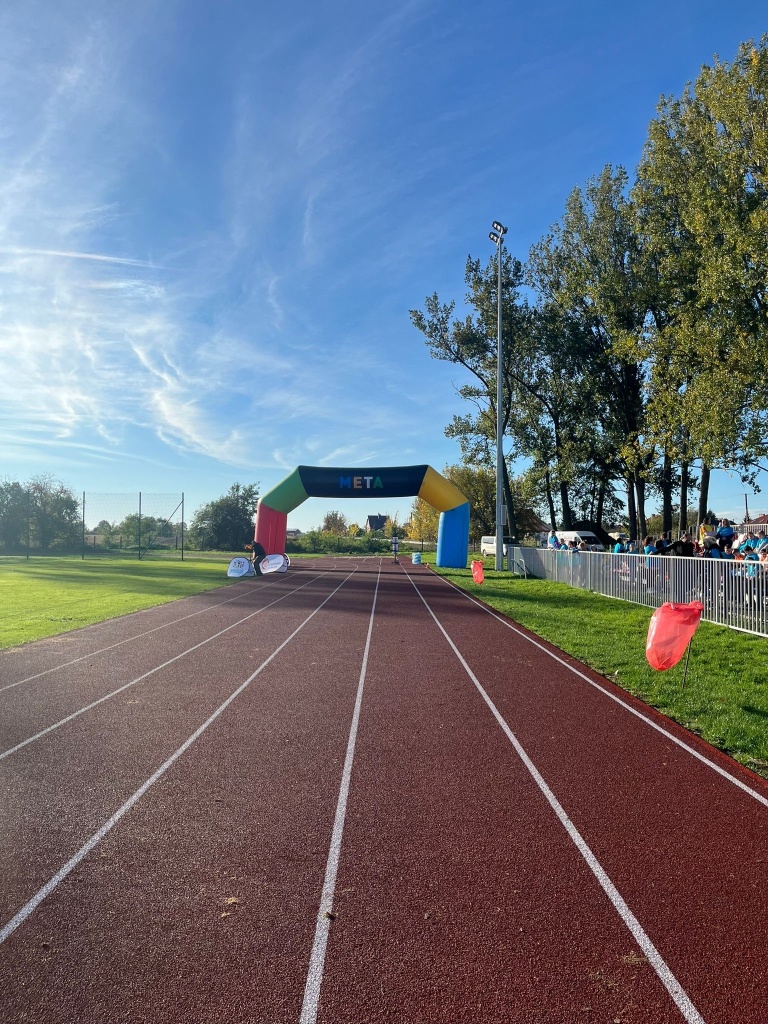 Z PODWÓRKA NA BIEŻNIĘ- było kolorowo i sportowo!