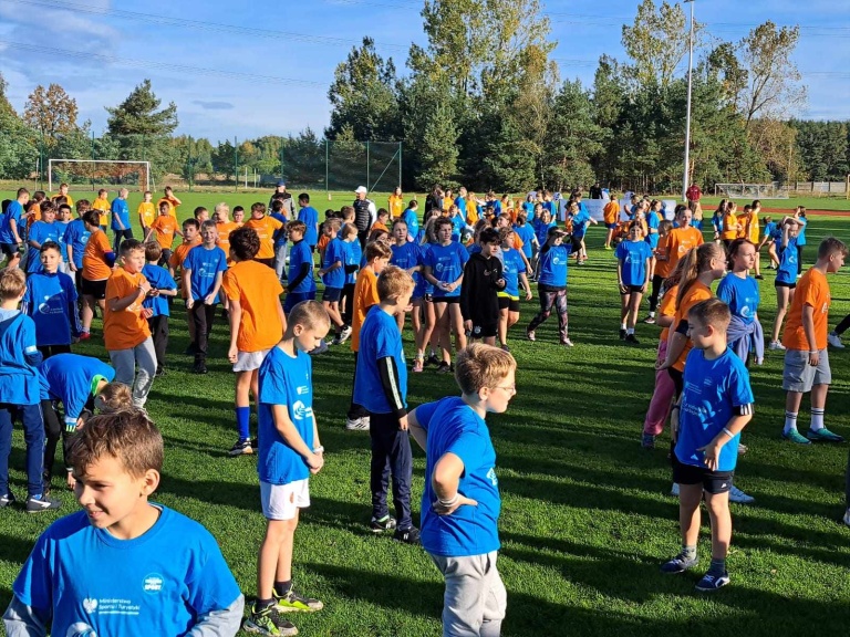 Z PODWÓRKA NA BIEŻNIĘ- było kolorowo i sportowo!