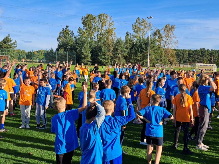 Z PODWÓRKA NA BIEŻNIĘ- było kolorowo i sportowo!