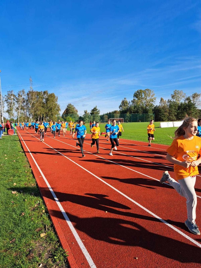 Z PODWÓRKA NA BIEŻNIĘ- było kolorowo i sportowo!