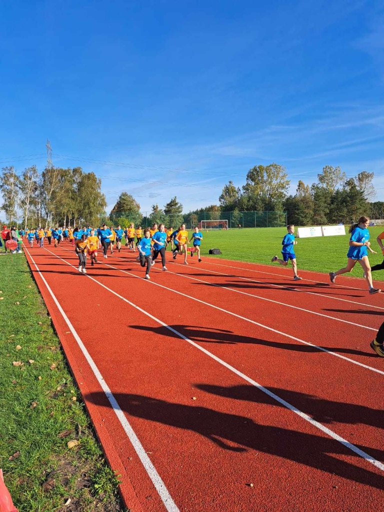 Z PODWÓRKA NA BIEŻNIĘ- było kolorowo i sportowo!