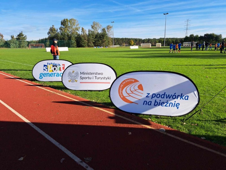Z PODWÓRKA NA BIEŻNIĘ- było kolorowo i sportowo!