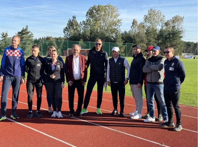 Z PODWÓRKA NA BIEŻNIĘ- było kolorowo i sportowo!
