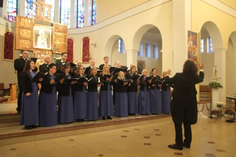 Festiwal Pieśni Maryjnej w Kawnicach. Chóralne występy zachwyciły publiczność