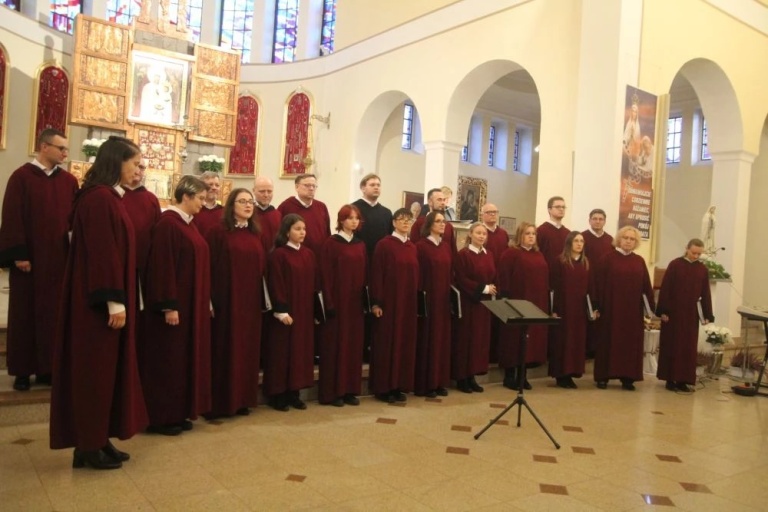 Festiwal Pieśni Maryjnej w Kawnicach. Chóralne występy zachwyciły publiczność