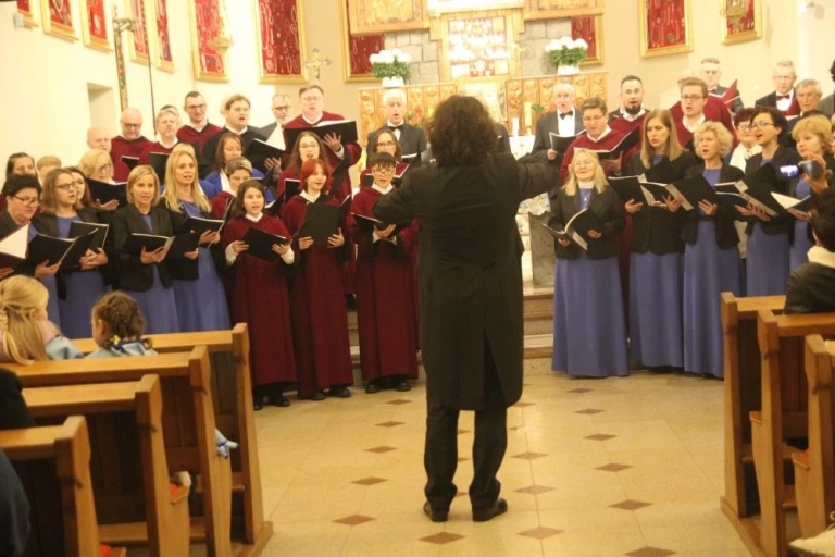 Festiwal Pieśni Maryjnej w Kawnicach. Chóralne występy zachwyciły publiczność