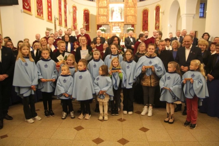 Festiwal Pieśni Maryjnej w Kawnicach. Chóralne występy zachwyciły publiczność