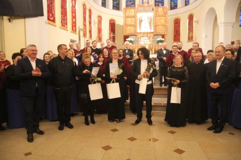 Festiwal Pieśni Maryjnej w Kawnicach. Chóralne występy zachwyciły publiczność
