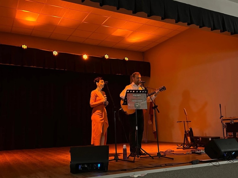 Sztuka i muzyka w Golinie. Koncert polskich przebojów oraz wernisaż prac