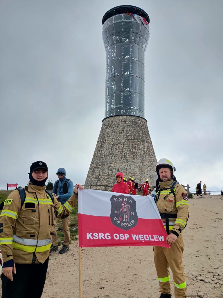 Strażacy z Węglewa promowali ideę dawstwa szpiku podczas wejścia na Śnieżnik
