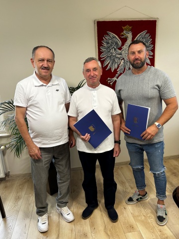 Podpisanie umowy na remont i przebudowę budynku plebani parafii p.w. Matki Bożej Pocieszenia w Kawnicach