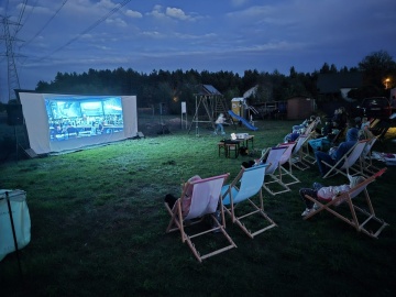 Filmowa integracja. Plenerowe kino w Golinie-Kolonii