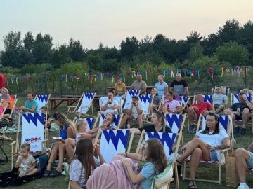 W plenerowym kinie… pod niebem pełnym gwiazd