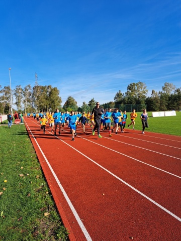 Z PODWÓRKA NA BIEŻNIĘ- było kolorowo i sportowo!