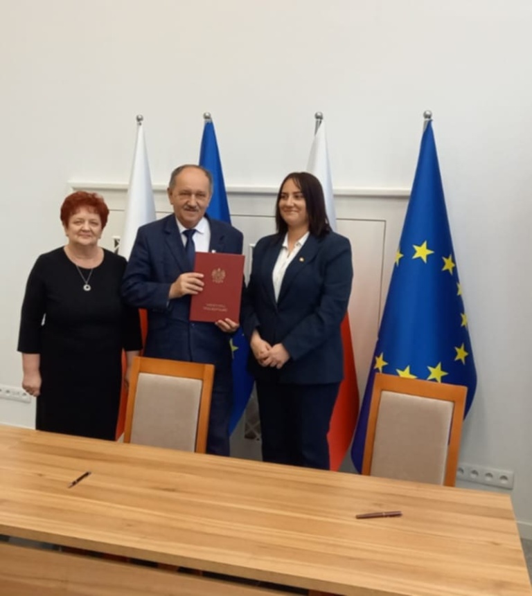Umowa dot. doposażenia placu zabaw przy Gminnym Klubie Malucha podpisana!